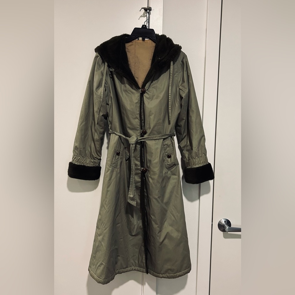 winter insulated parka jacket is both warm,thin enough to be stylish army green